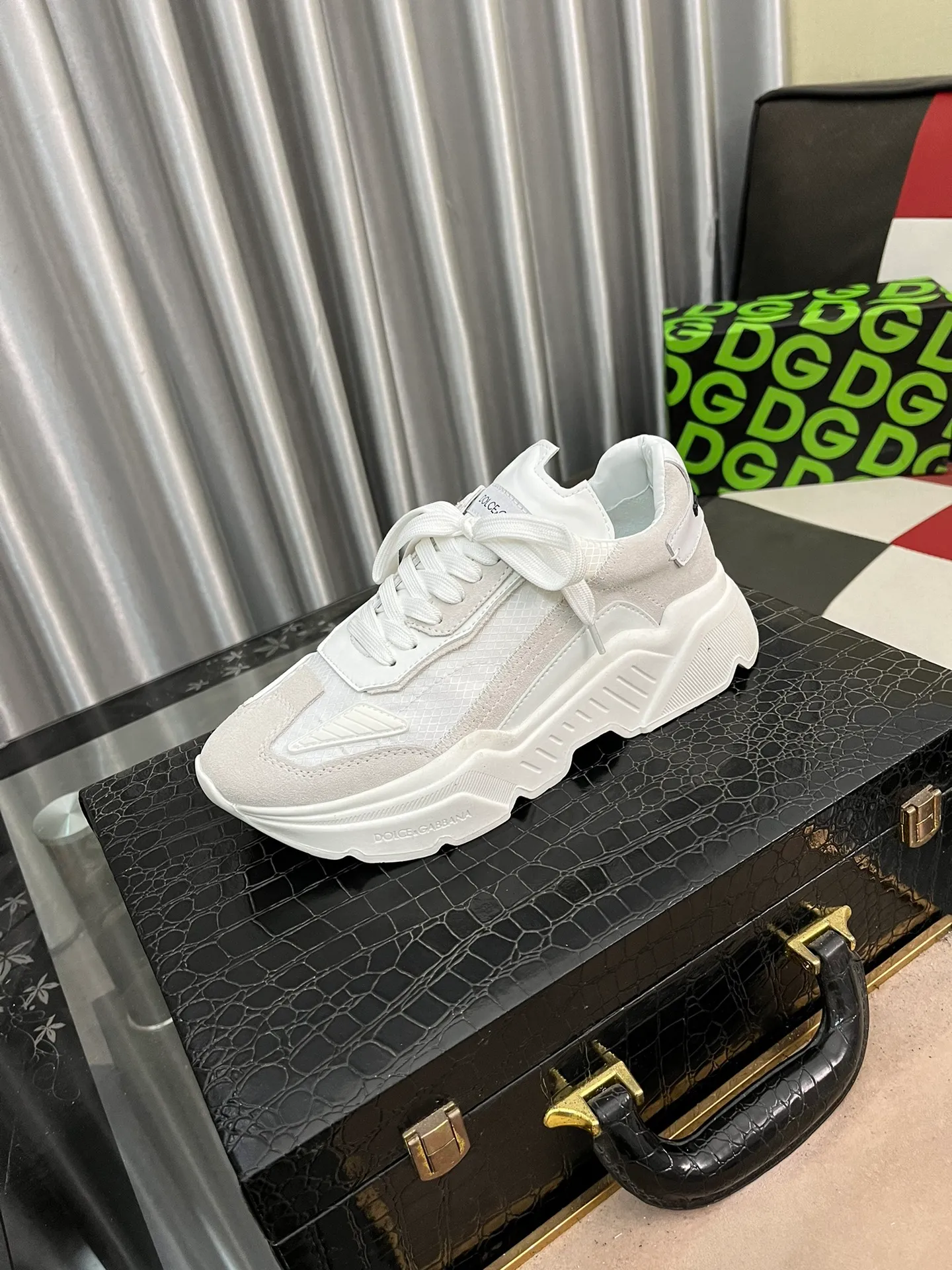 Men's men's shoes💰480⌚️⌚️New Dolce & Gabbana/DG heavy industry series, new casual fashion shoes👟Simple and elegant style, fashionable and exclusive👑Fashionable and generous. Original breathable cotton + hand-painted craftsmanship, comfortable breathable lining. Exquisite luxury, super A level! Compared with the genuine product at the counter, the version is no worse at all💕Size: 35-46